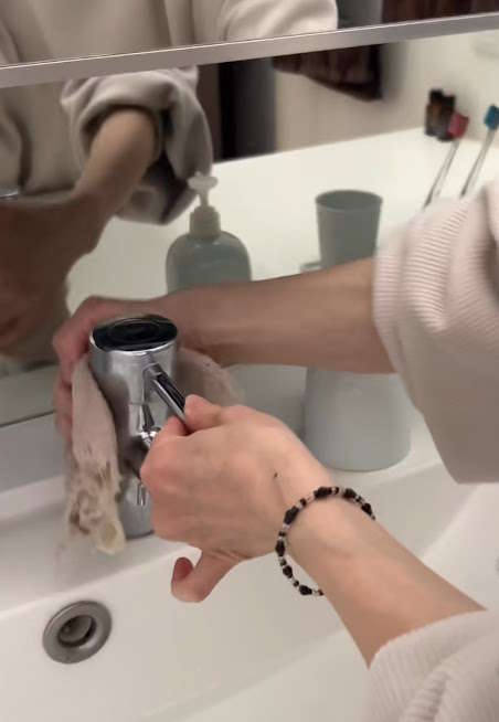 オンガード1滴の水で洗面台の蛇口を拭いているところ